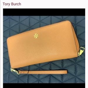 ‼️SOLD‼️ Tory Butch Zip around wallet ‼️